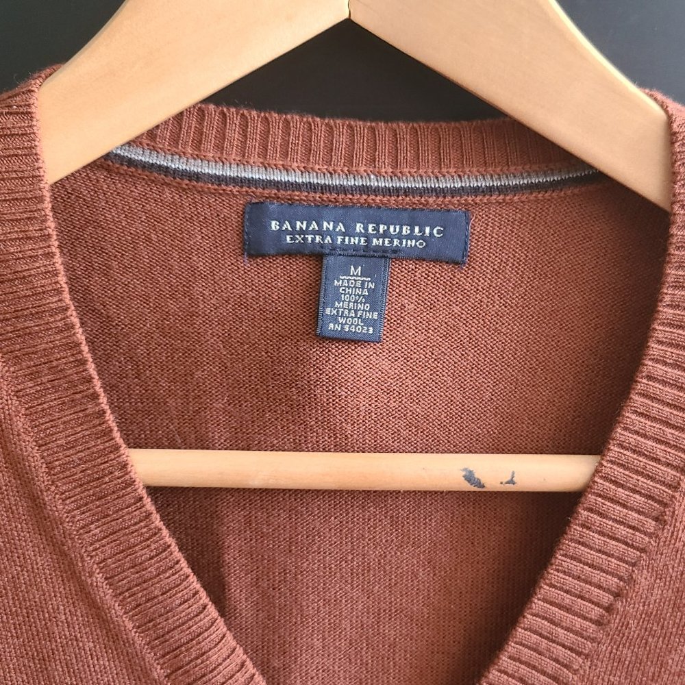 Banana Republic Brick Red Merino Wool V-Neck Sweater – Medium